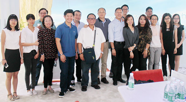 哈里通团队合影