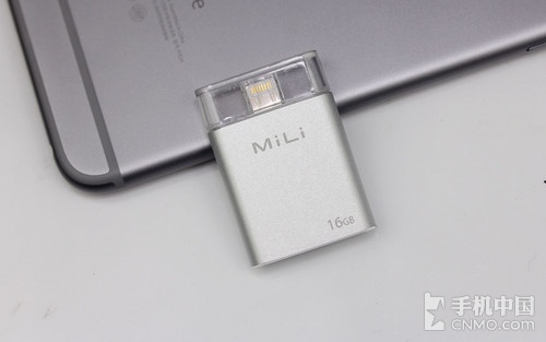 体积上MiLi iData要比一般的U盘大上一圈,不过实际使用起来到是没有什么差距,便携性也没有什么影响。