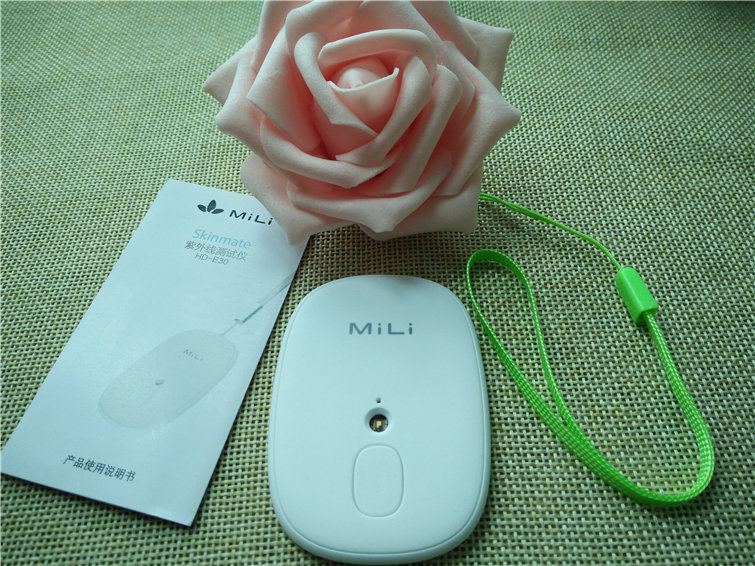 说明书,盒子里的主机和挂绳