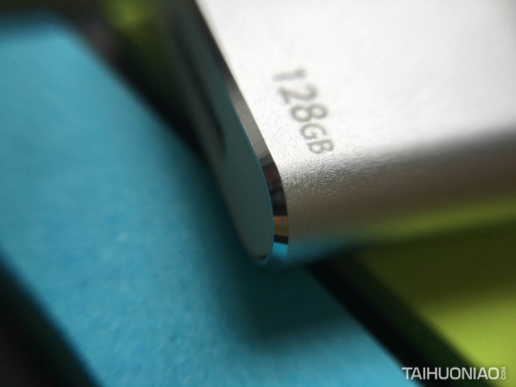 苹果iPhone 16G内存不够用?MiLi iData Pro智能U盘